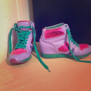 Qupid patent roundtoe lace up sneaker wedge